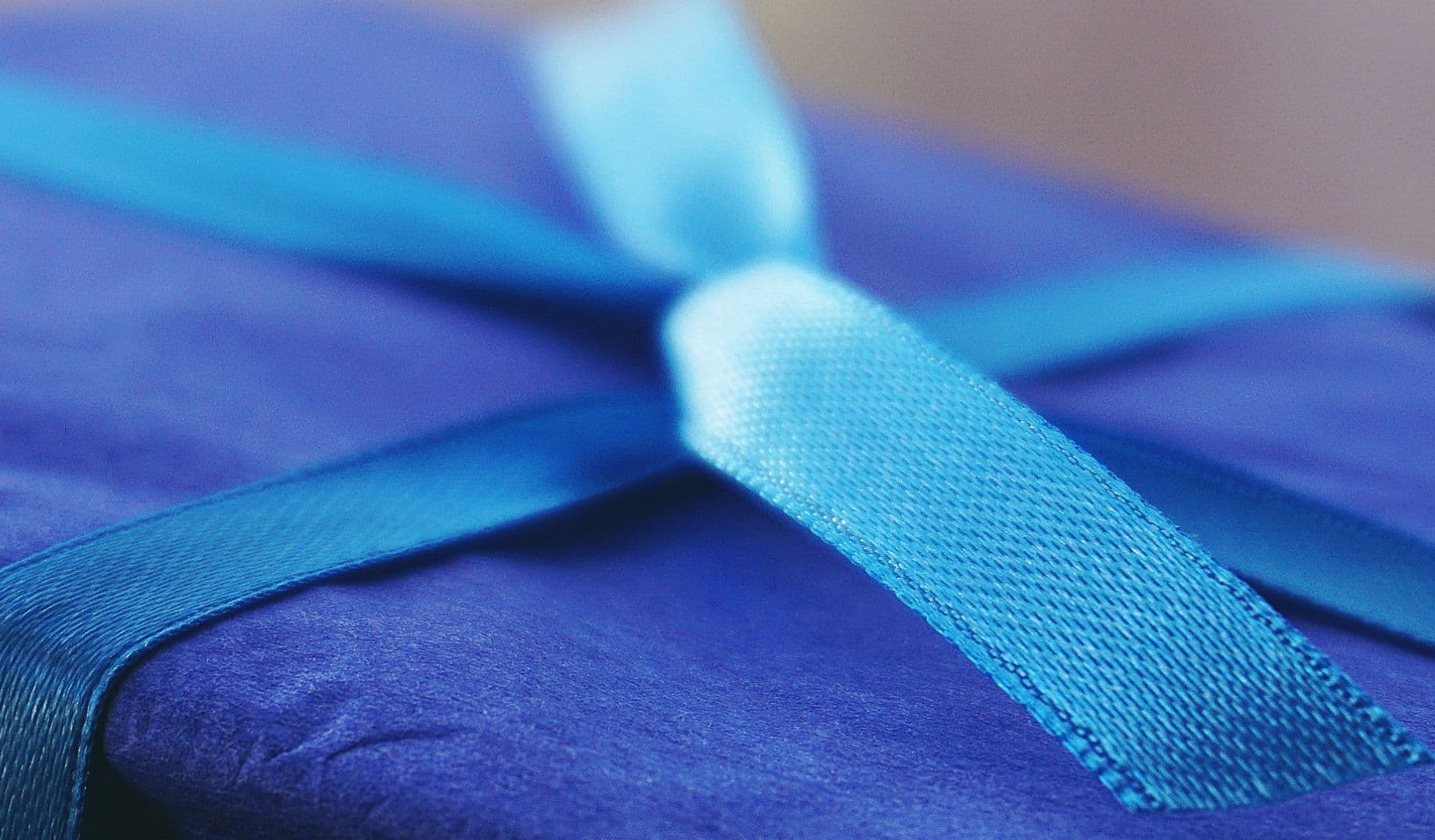 Pacchetto regalo di colore blu